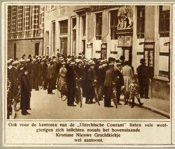 98868 Afbeelding van de nieuwsgierigen voor het kantoor van de Utrechtse Courant (Kromme Nieuwegracht 64-66) te Utrecht ...